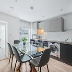 Luxurious 3 Bedroom House In The District 펜션 켄달