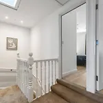 Dom wakacyjny Luxurious 3 Bedroom House In The District