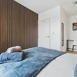 Dom wakacyjny Luxurious 3 Bedroom House In The District