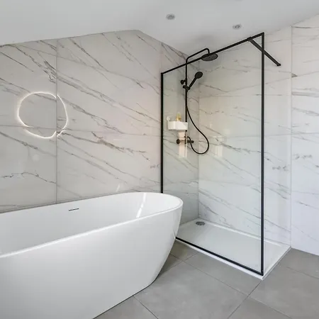 Luxurious 3 Bedroom House In The District * كندال