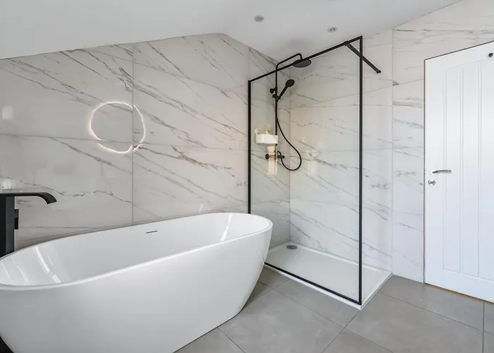 Luxurious 3 Bedroom House In The District * كندال