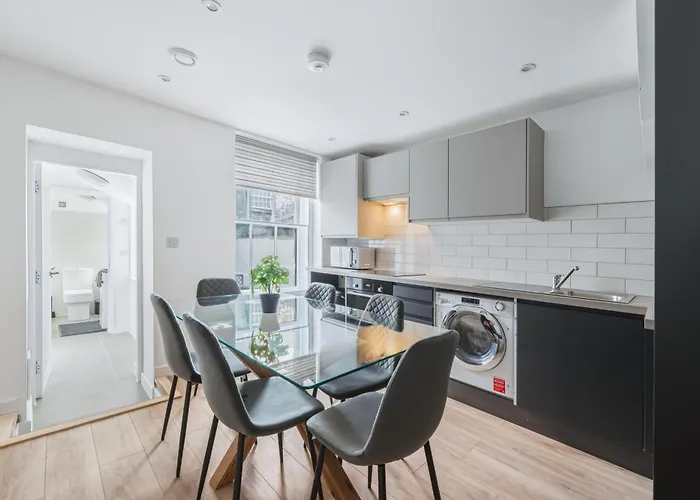 Luxurious 3 Bedroom House In The District بيت للعطل كندال