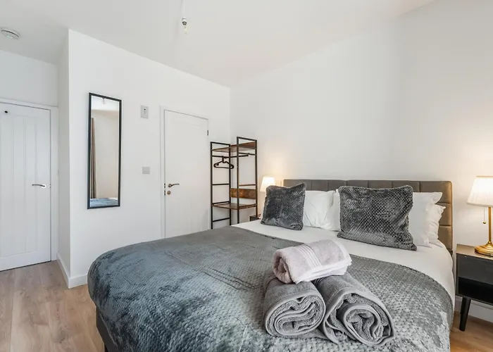 Luxurious 3 Bedroom House In The District بيت للعطل