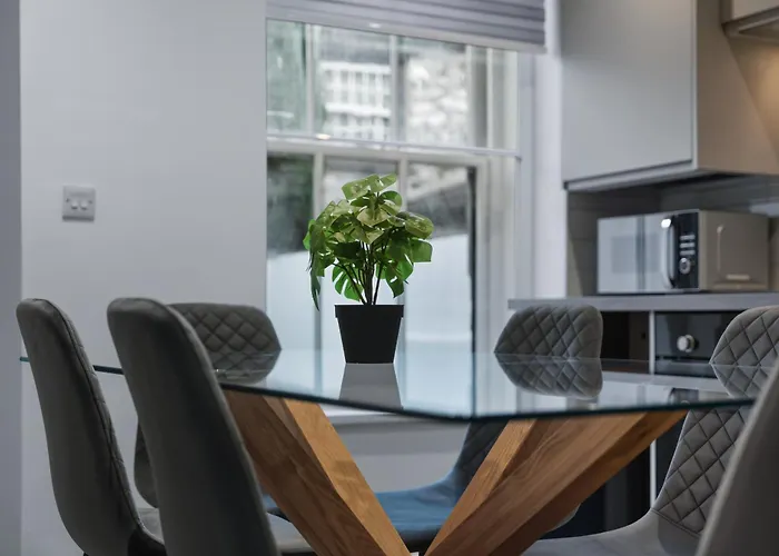 Luxurious 3 Bedroom House In The District كندال