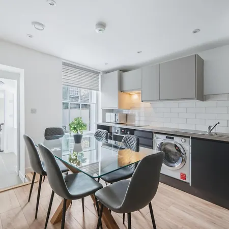 Luxurious 3 Bedroom House In The District Prázdninový dům Kendal